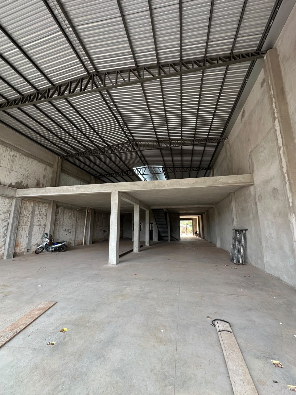 Galpão comercial com cobertura metálica e mezanino em concreto